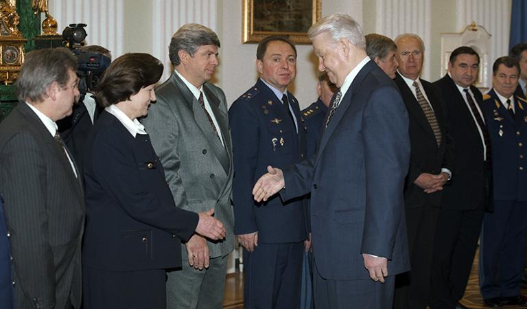 На фото: президент России Борис Николаевич Ельцин (в центре) обменивается рукопожатием с Валентиной Терешковой во время встречи с космонавтами и руководителями отраслей космической промышленности, 1998