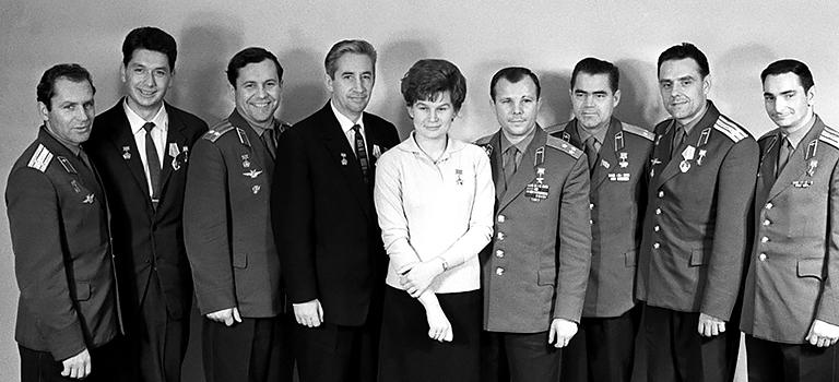 На фото: летчики космонавты СССР Герман Степанович Титов, Борис Борисович Егоров, Павел Романович Попович, Константин Петрович Феоктистов, Валентина Владимировна Николаева-Терешкова, Юрий Алексеевич Гагарин, Андриян Григорьевич Николаев, Владимир Михайлович Комаров и Валерий Федорович Быковский (слева направо), 1965