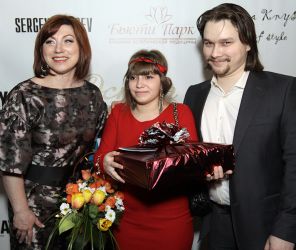 На фото: телеведущая, владелец агентства знакомств Роза Сябитова с дочерью Ксенией и сыном Денисом (слева направо), 2012