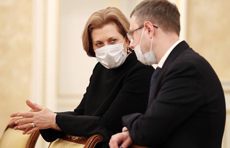 На фото: руководитель Роспотребнадзора, главный государственный санитарный врач РФ Анна Попова в Доме правительства РФ перед началом совещания по вопросу об обращении вакцин, 2021