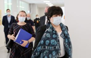 На фото: представитель Всемирной организации здравоохранения (ВОЗ) в России Мелита Вуйнович во время ознакомления с работой телемедицинского центра Департамента здравоохранения Москвы, 2020