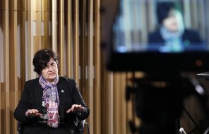 На фото: специальный представитель ВОЗ в России Мелита Вуйнович во время интервью, 2020
