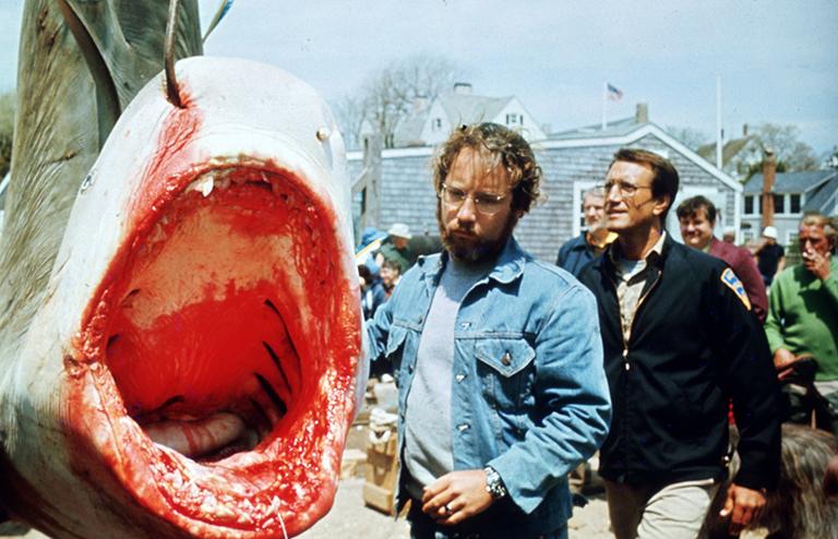 Стивен Спилберг во время снятия фильма "Челюсти", 1975