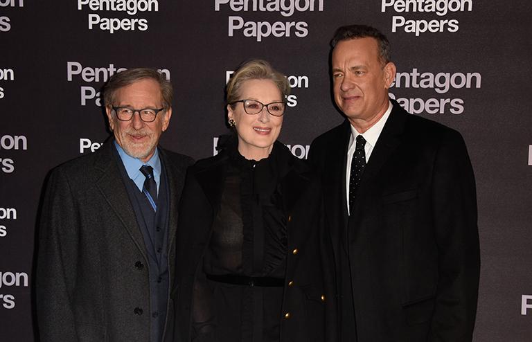 На фото: Стивен Спилберг, Мэрил Стрип, Том Хэнкс принимают участие в парижской премьере фильма "Секретное досье", 2018