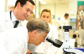 На фото: американский предприниматель Билл Гейтс и министр финансов Великобритании Джордж Осборн в Ливерпульском институте тропической медицины
