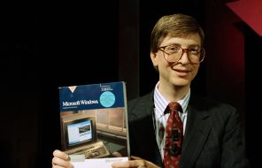 На фото: основатель и владелец Microsoft Corporation Билл Гейтс , 1990 год
