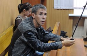 На фото: актер Алексей Панин в зале Гагаринского суда во время рассмотрения иска о временном ограничении его прав на выезд за пределы РФ, 2010