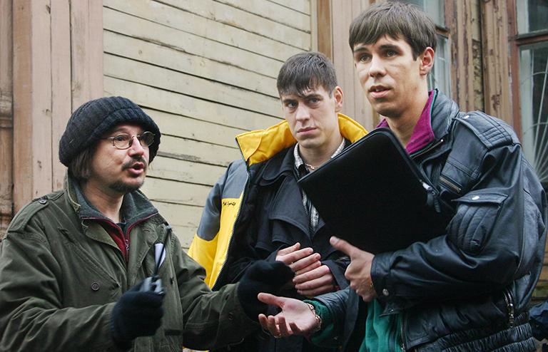 На офто: режиссер фильма «Жмурки» Алексей Балабанов, актеры Дмитрий Дюжев и Алексей Панин (слева направо) на съемках фильма, которые проходят в центре города, 2004