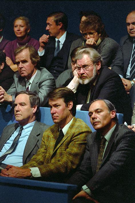 На фото: во время телевизионного диалога, через космический спутник связи, между советскими и американскими учеными. На снимке: профессор Сергей Капица, американский ученый Роберт Фуллер и журналист Владимир Познер (слева направо на первом плане), 1983 год