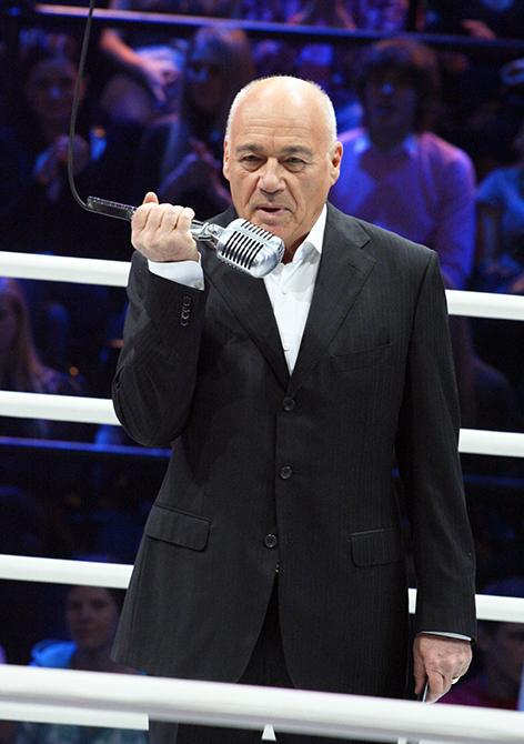 На фото: ведущий Владимир Познер во время съемок шоу Первого канала "Король ринга", 2007 год