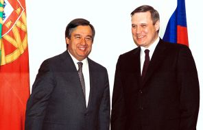 На фото: Михаил Касьянов (справа) и Антониу Гутерриш во время встречи, 2000