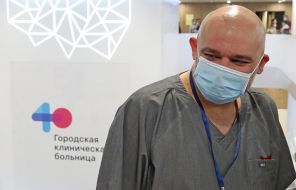 На фото: главный врач московской больницы №40 в Коммунарке Денис Проценко во время открытия галереи картин, посвященной медицинским работникам, 2020