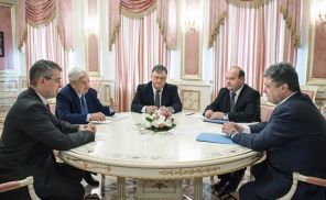На фото: президент Украины Петр Порошенко (справа) и американский финансист Джордж Сорос (второй слева) во время встречи, 2014