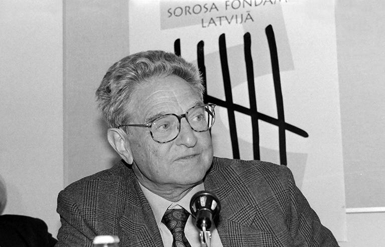 На фото: американский миллиардер Джордж Сорос на пресс-конференции, посвященной открытию его фонда - Sorosa fonds - Латвия. Рига, 1992 год