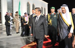На фото: новый король Саудовской Аравии Салман ибн Абдул-Азиз Аль Сауд и президент Египта Мухаммед Мурси, слева в центре, прогуливается с наследным во дворце аль-Салам