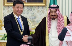 На фото: председатель КНР Си Цзиньпин (слева) награжден медалью Абдулазиза королем Саудовской Аравии Салманом ибн Абдул-Азизом Аль Саудом после их переговоров в Эр-Рияде, Саудовская Аравия, 2016 года