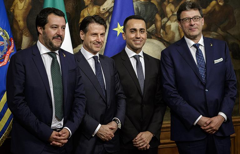 На фото: новый премьер-министр Италии Джузеппе Конте получает серебряный колокольчик от бывшего премьер-министра Паоло Джентилони во время церемонии звонка, знаменующей начало первого заседания кабинета новоназначенного правительства Италии, во дворце Киджи в Риме