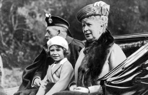 На фото: английский король Георг V и Мария со своей внучкой принцессой Елизаветой, 1936