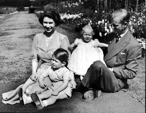 На фото: принцесса Елизавета (ныне королева Елизавета II) с мужем герцогом Эдинбургским (принцем Филиппом) и их детьми принцем Чарльзом и маленькой принцессой Анной в садах Кларенс-хауса, сентябрь 1951 года