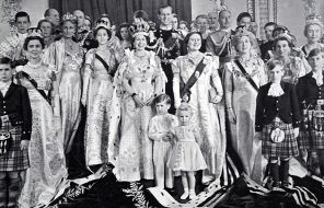 На фото: коронация Елизаветы II, королевы Соединенного Королевства, состоялась 2 июня 1953 года в Вестминстерском аббатстве, Лондон. семейная группа в Букингемском дворце, 1953