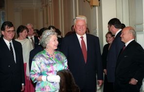 на фото: королева Великобритании Елизавета II и Президент РФ Борис Ельцин? 1994
