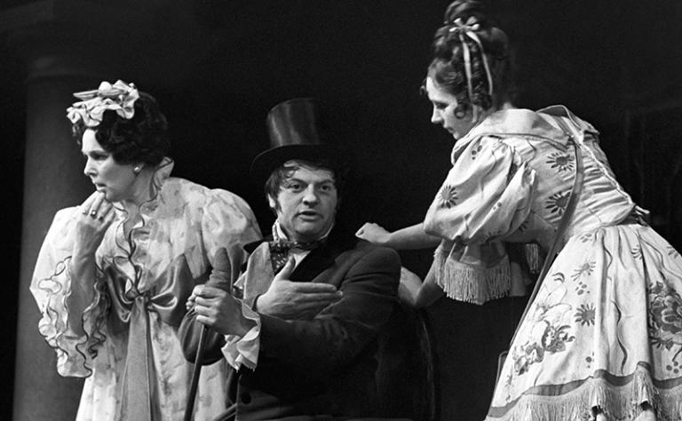 На фото: спектакль "Ревизор" по одноименной комедии Н.В.Гоголя (постановка Валентина Плучека). Вера Васильева в роли Анны Андреевны (слева) , Александр Ширвиндт в роли Добчинского, 1974 год.