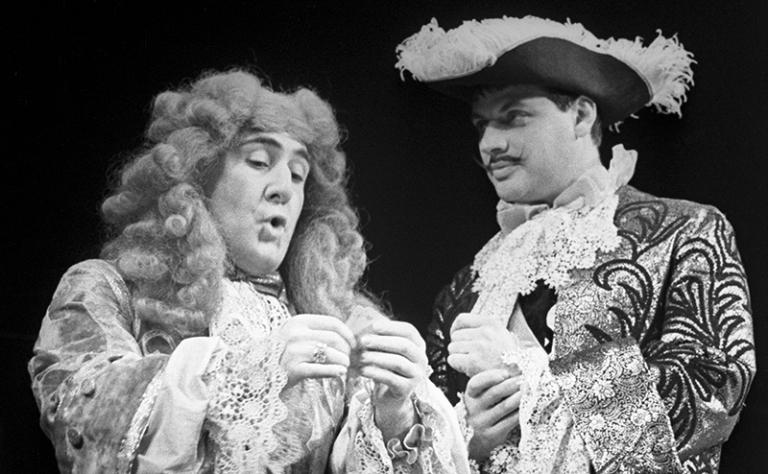 На фото: Спектакль "Мольер" по пьесе Михаила Булгакова в постановке Анатолия Эфроса. Сцена из спектакля: Леонид Каневский в роли маркиза де Лессака (слева) и Александр Ширвиндт в роли короля Людовика Великого,1967 год.