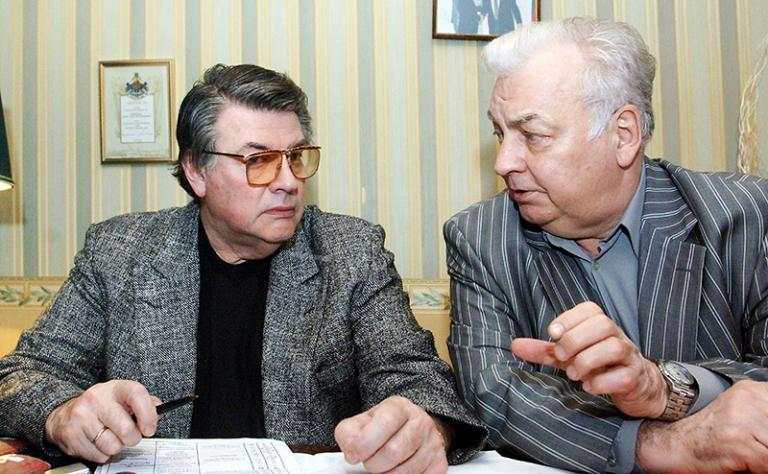 На фото: художественный руководитель театра Сатиры Александр Ширвиндт и актер Михаил Державин (слева направо) в рабочем кабинете А. Ширвиндта, 2007 год.