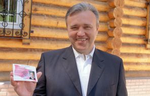 На фото: председатель Законодательного собрания Красноярского края Александр Усс (на снимке) зарегистрирован кандидатом на пост губернатора края, 2002
