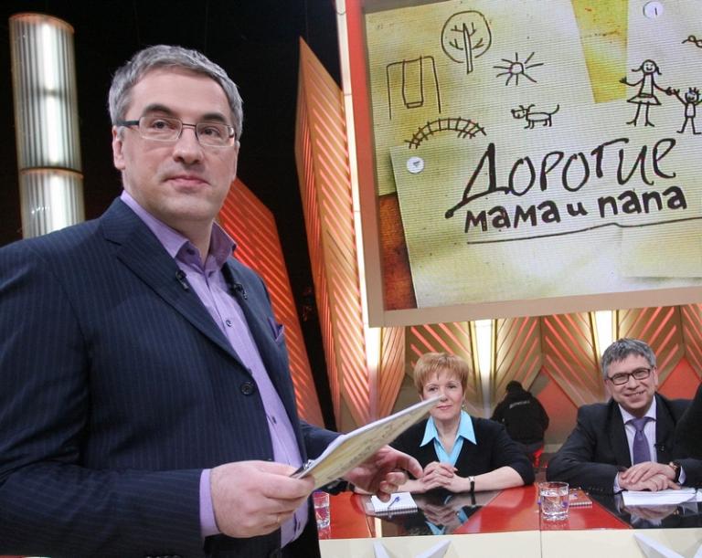 На фото: телеведущий Андрей Норкин (слева) на съемках телепередачи «Дорогие мама и папа» на ТРК «Петербург-5 канал», 2010 год.