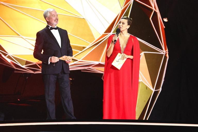 На фото: ведущие Валдис Пельш и Регина Тодоренко во время юбилейной 30-й церемонией вручения Национальной музыкальной премии “Золотой Граммофон” в ВТБ Арене, 2025 год.