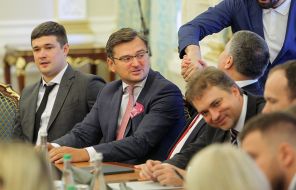 На фото: Дмитрий Кулеба, заместитель премьер-министра по вопросам европейской и евроатлантической интеграции, (2-й слева) 
