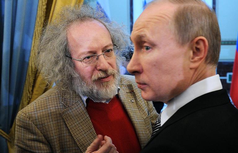 На фото: Алексей Венедиктов и председатель правительства РФ Владимир Путин (слева направо) после церемонии вручения премий правительства РФ 2011 года в области печатных средств массовой информации в Доме приемов правительства РФ, 2012 год