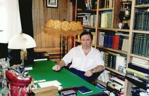 На фото: ведущий телеканала ТВ-Центр Андрей Караулов, 2003