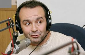На фото: Виктор Шендерович во время выступления в прямом эфире на радиостанции, 2005