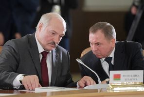 На фото: президент Белоруссии Александр Лукашенко и министр иностранных дел Белоруссии Владимир Макей (слева направо)