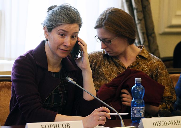 На фото: политолог, доцент кафедры государственного управления Института общественных наук РАНХиГС Екатерина Шульман (слева) во время общественных слушаний по проблеме реновации жилого фонда города Москвы, 2017 год