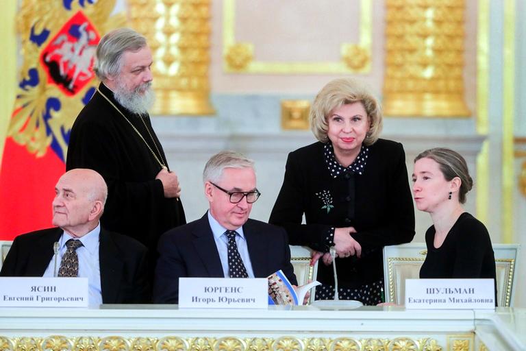 На фото: научный руководитель НИУ "Высшая школа экономики" Евгений Ясин, глава Института современного развития, президент Всероссийского союза страховщиков Игорь Юргенс, политолог, член Совета при президенте РФ по развитию гражданского общества и правам человека Екатерина Шульман (слева направо на первом плане), протоиерей, настоятель храма святых новомучеников и исповедников Российских в Бутове Кирилл Каледа и уполномоченный по правам человека в РФ Татьяна Москалькова (слева направо на втором плане) в Кремле перед началом заседания Совета при президенте РФ по развитию гражданского общества и правам человека, 2018 год