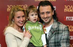 На фото: фигуристы Илья Авербух и Ирина Лобачева с сыном Мартином