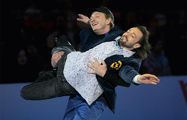 На фото: фигурист Илья Авербух (на первом плане) и актер Марат Башаров (на втором плане) во время выступления на финальном гала-концерте телевизионного шоу "Ледниковый Период"