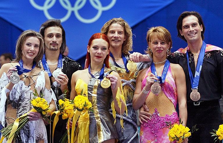 На фото: церемония награждения победителей в парном катании на Зимних Олимпийских играх в Солт-Лейк-Сити, слева направо Илья Авербух и Ирина Лобачева, Марина Анисина и Гвендаль Пейзер