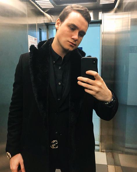 На фото: селфи от блогера в лифте