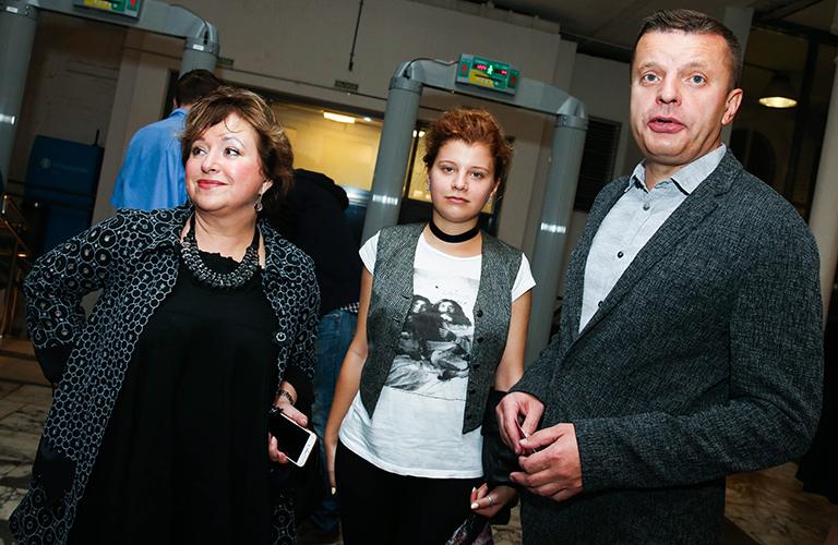 урналист Леонид Парфенов и его супруга журналист Елена Чекалова (слева) с дочерью Марией (в центре)