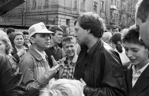 На фото: автор и ведущий телевизионной передачи "600 секунд" Александр Невзоров (в центре) беседует с жителями Ленинграда, 1989