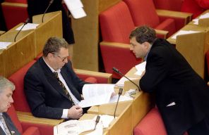 На фото: в зале заседаний Госдумы лидер фракции ЛДПР Владимир Жириновский слева и депутат Александр Невзоров, 1996