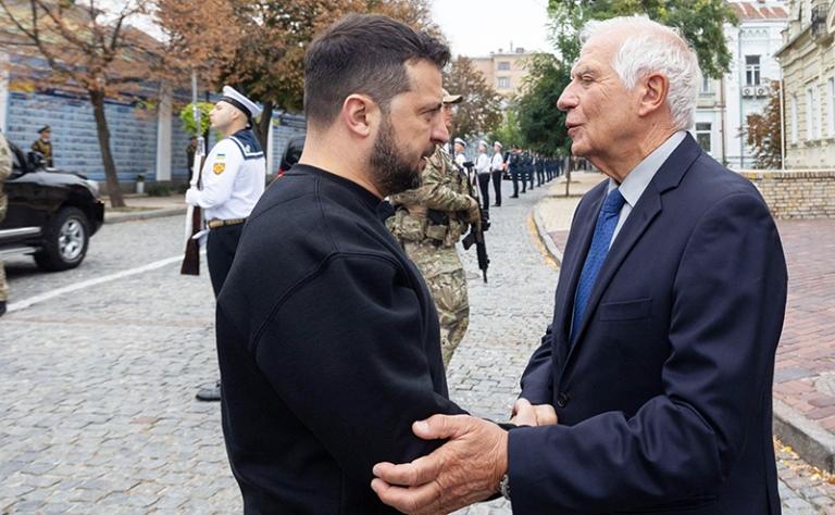 На фото: президент Украины Владимир Зеленский и глава внешнеполитической службы Евросоюза Жозеп Боррель (слева направо)