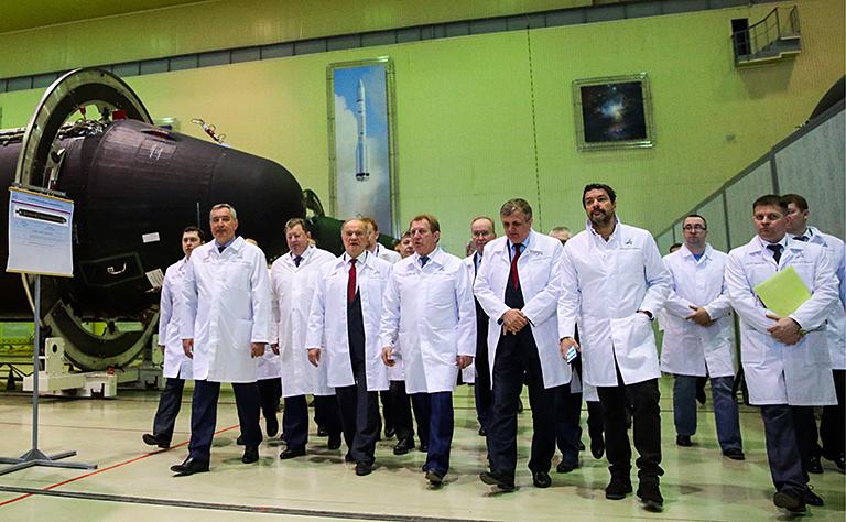 На фото: генеральный директор госкорпорации "Роскосмос" Дмитрий Рогозин, аместитель председателя ЦК КПРФ, депутат Госдумы РФ Владимир Кашин, председатель ЦК КПРФ Геннадий Зюганов, генеральный директор Государственного космического научно-производственного центра (ГКНПЦ) имени М.В. Хруничева Алексей Варочко, первый заместитель председателя комитета Госдумы РФ по труду, социальной политике и делам ветеранов Николай Коломейцев, заместитель председателя комитета Госдумы РФ по информационной политике, информационным технологиям и связи Александр Ющенко (слева направо на первом плане) во время посещения Государственного космического научно-производственного центра имени М.В. Хруничева, 2019 год.