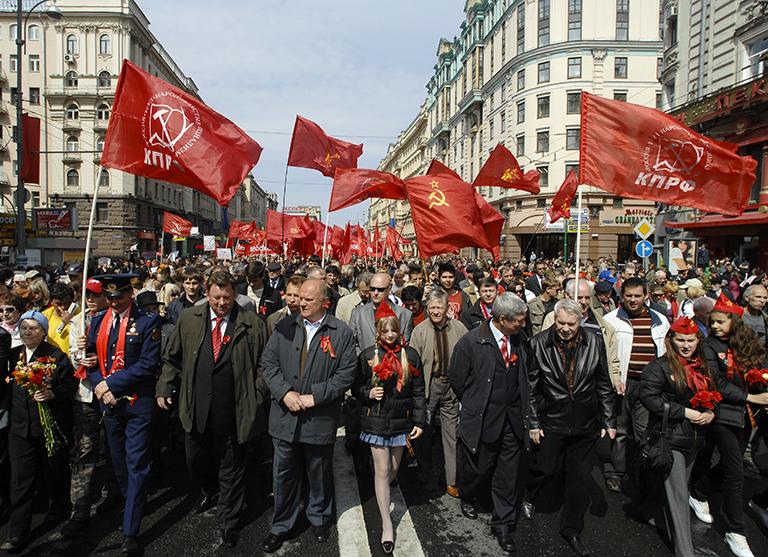 На фото: лидер КПРФ Геннадий Зюганов (в центре) и заместитель председателя КПРФ Владимир Кашин (четвертый слева) во время шествия КПРФ на Тверской улице, 9 мая 2008 года.