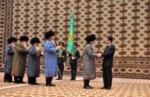 На фото: старейшины во время поздравления вновь избранного президента Туркмении Гурбангулы Бердымухамедова (справа) на церемонии инаугурации во Дворце конгрессов, 2012