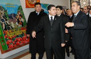 На фото: заместитель председателя кабинета министров Туркменистана Гурбангулы Бердымухамедов (в центре) во время открытия сельскозяйственной выставки